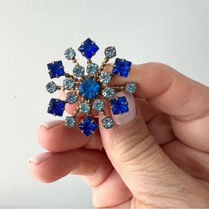 Vintage Atomic Snowflake MCM brooch in shades of blue crystals unmarked